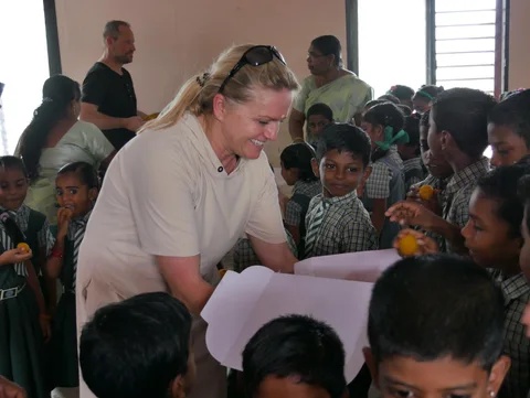 Frau Ringer mit einer Gruppe von Kindern beim Schulbesuch