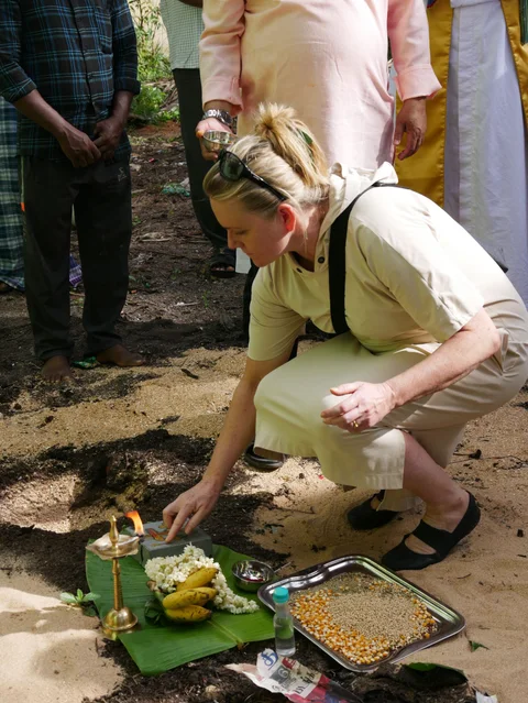 Frau Ringer bei der Grundsteinlegung