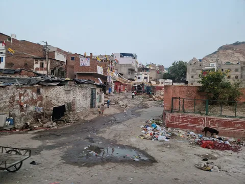 Straßenzug und Gebäude in Indien