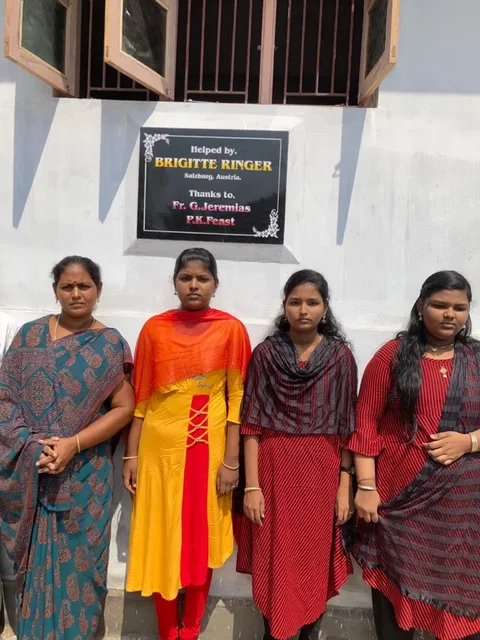 Frauen vor dem Gebäude des Spendenprojekts in Nagercoil