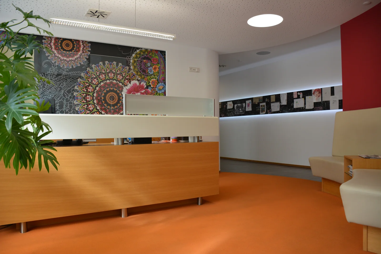 Empfang mit Sitzbereich und orangefarbenem Boden