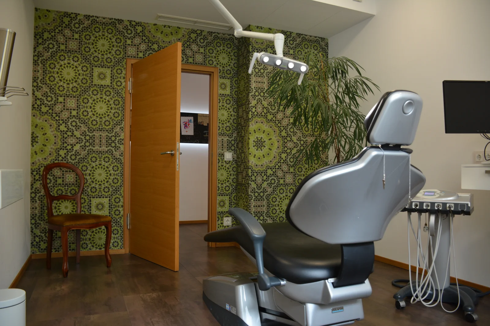 Behandlungszimmer 2 mit grüner Wandgestaltung